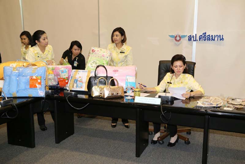 047 นายกสมาคมภริยาฯ เป็นประธานประชุมเตรียมความพร้อมงานเพื่อนพึ่ง (ภา) ณ ห้องประชุมชั้น ๖ อาคารสำนักงานปลัดกระทรวงกลาโหม (ศรีสมาน) เมื่อวันที่ ๑๔ ธันวาคม ๒๕๕๘