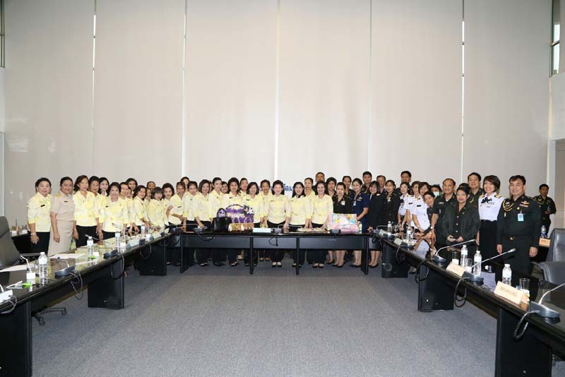 047 นายกสมาคมภริยาฯ เป็นประธานประชุมเตรียมความพร้อมงานเพื่อนพึ่ง (ภา) ณ ห้องประชุมชั้น ๖ อาคารสำนักงานปลัดกระทรวงกลาโหม (ศรีสมาน) เมื่อวันที่ ๑๔ ธันวาคม ๒๕๕๘