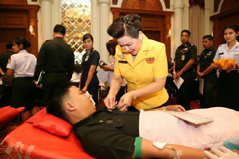 049 นายกสมาคมภริยาฯ และสมาชิกฯ ร่วมกิจกรรมบริจาคโลหิตถวายเป็นพระราชกุศล เนื่องในวโรกาสเฉลิมพระชนมพรรษาพระบาทสมเด็จพระเจ้าอยู่หัว ณ ห้องพินิตประชานาถ ศาลาว่าการกลาโหม