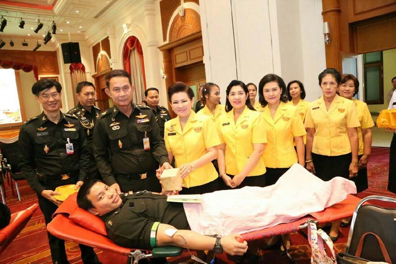 049 นายกสมาคมภริยาฯ และสมาชิกฯ ร่วมกิจกรรมบริจาคโลหิตถวายเป็นพระราชกุศล เนื่องในวโรกาสเฉลิมพระชนมพรรษาพระบาทสมเด็จพระเจ้าอยู่หัว ณ ห้องพินิตประชานาถ ศาลาว่าการกลาโหม