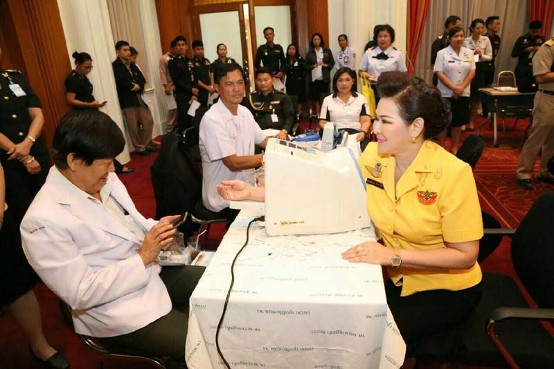 049 นายกสมาคมภริยาฯ และสมาชิกฯ ร่วมกิจกรรมบริจาคโลหิตถวายเป็นพระราชกุศล เนื่องในวโรกาสเฉลิมพระชนมพรรษาพระบาทสมเด็จพระเจ้าอยู่หัว ณ ห้องพินิตประชานาถ ศาลาว่าการกลาโหม
