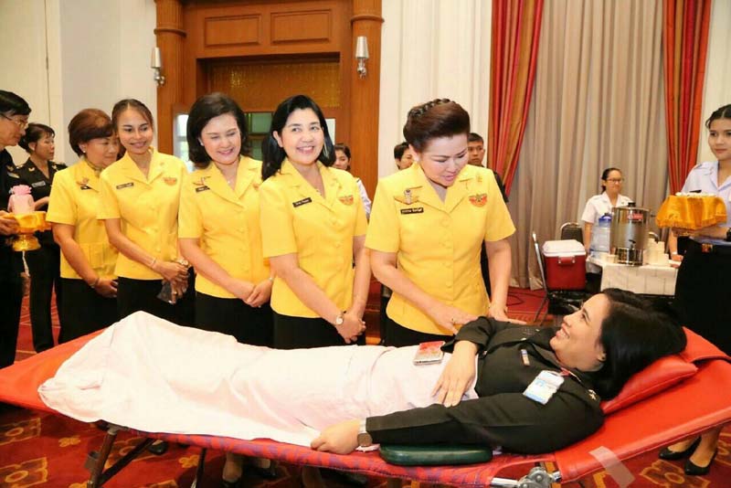 049 นายกสมาคมภริยาฯ และสมาชิกฯ ร่วมกิจกรรมบริจาคโลหิตถวายเป็นพระราชกุศล เนื่องในวโรกาสเฉลิมพระชนมพรรษาพระบาทสมเด็จพระเจ้าอยู่หัว ณ ห้องพินิตประชานาถ ศาลาว่าการกลาโหม