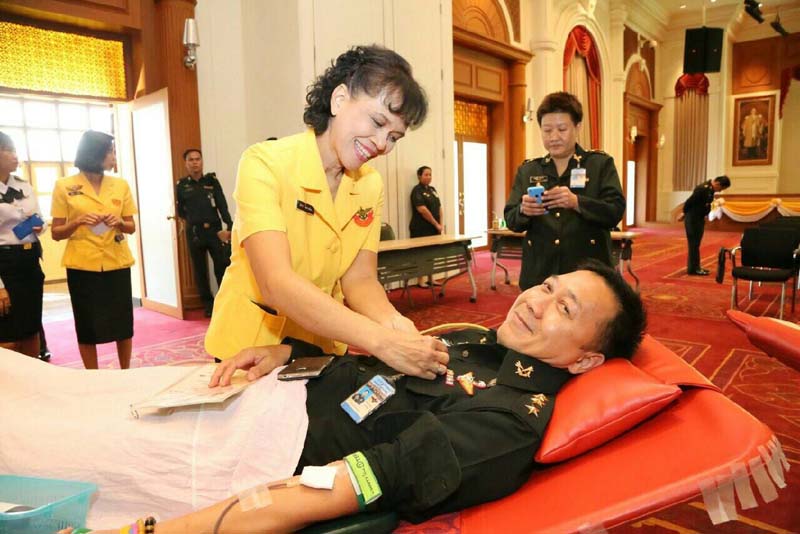 049 นายกสมาคมภริยาฯ และสมาชิกฯ ร่วมกิจกรรมบริจาคโลหิตถวายเป็นพระราชกุศล เนื่องในวโรกาสเฉลิมพระชนมพรรษาพระบาทสมเด็จพระเจ้าอยู่หัว ณ ห้องพินิตประชานาถ ศาลาว่าการกลาโหม