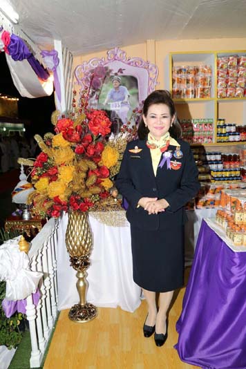 050 นายกสมาคมภริยาฯ และคณะกรรมการสมาคมฯ เฝ้ารับเสด็จ พระเจ้าวรวงศ์เธอ พระองค์เจ้าโสมสวลี พระวรราชาทินัดดามาตุ เสด็จเป็นองค์ประธานเปิดงานเพื่อนพึ่งภา
