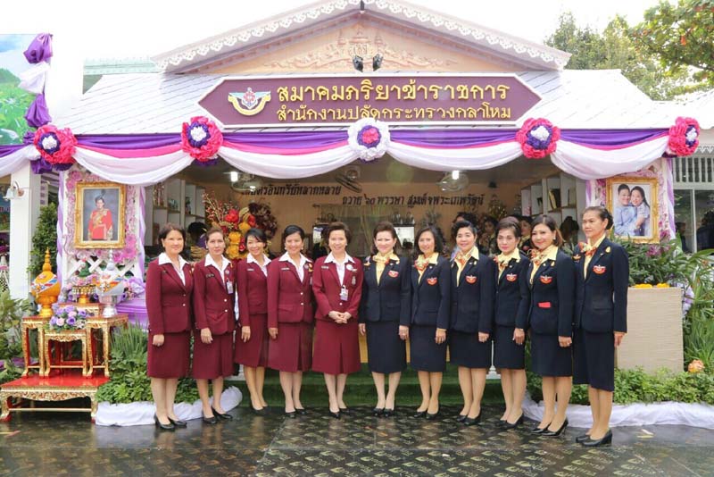 050 นายกสมาคมภริยาฯ และคณะกรรมการสมาคมฯ เฝ้ารับเสด็จ พระเจ้าวรวงศ์เธอ พระองค์เจ้าโสมสวลี พระวรราชาทินัดดามาตุ เสด็จเป็นองค์ประธานเปิดงานเพื่อนพึ่งภา