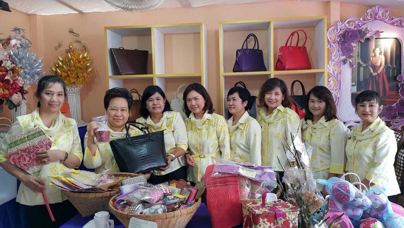 050 นายกสมาคมภริยาฯ และคณะกรรมการสมาคมฯ เฝ้ารับเสด็จ พระเจ้าวรวงศ์เธอ พระองค์เจ้าโสมสวลี พระวรราชาทินัดดามาตุ เสด็จเป็นองค์ประธานเปิดงานเพื่อนพึ่งภา