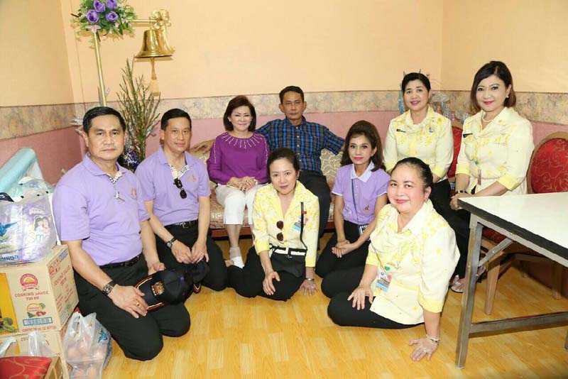 050 นายกสมาคมภริยาฯ และคณะกรรมการสมาคมฯ เฝ้ารับเสด็จ พระเจ้าวรวงศ์เธอ พระองค์เจ้าโสมสวลี พระวรราชาทินัดดามาตุ เสด็จเป็นองค์ประธานเปิดงานเพื่อนพึ่งภา