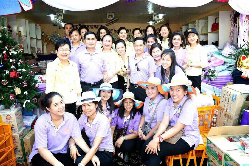 050 นายกสมาคมภริยาฯ และคณะกรรมการสมาคมฯ เฝ้ารับเสด็จ พระเจ้าวรวงศ์เธอ พระองค์เจ้าโสมสวลี พระวรราชาทินัดดามาตุ เสด็จเป็นองค์ประธานเปิดงานเพื่อนพึ่งภา