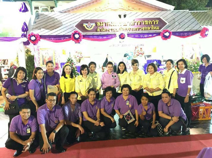050 นายกสมาคมภริยาฯ และคณะกรรมการสมาคมฯ เฝ้ารับเสด็จ พระเจ้าวรวงศ์เธอ พระองค์เจ้าโสมสวลี พระวรราชาทินัดดามาตุ เสด็จเป็นองค์ประธานเปิดงานเพื่อนพึ่งภา