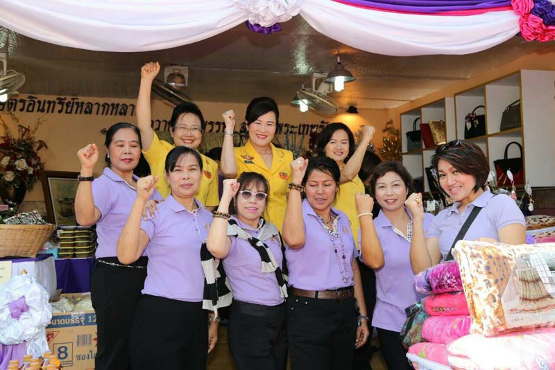 050 นายกสมาคมภริยาฯ และคณะกรรมการสมาคมฯ เฝ้ารับเสด็จ พระเจ้าวรวงศ์เธอ พระองค์เจ้าโสมสวลี พระวรราชาทินัดดามาตุ เสด็จเป็นองค์ประธานเปิดงานเพื่อนพึ่งภา