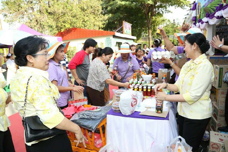 050 นายกสมาคมภริยาฯ และคณะกรรมการสมาคมฯ เฝ้ารับเสด็จ พระเจ้าวรวงศ์เธอ พระองค์เจ้าโสมสวลี พระวรราชาทินัดดามาตุ เสด็จเป็นองค์ประธานเปิดงานเพื่อนพึ่งภา