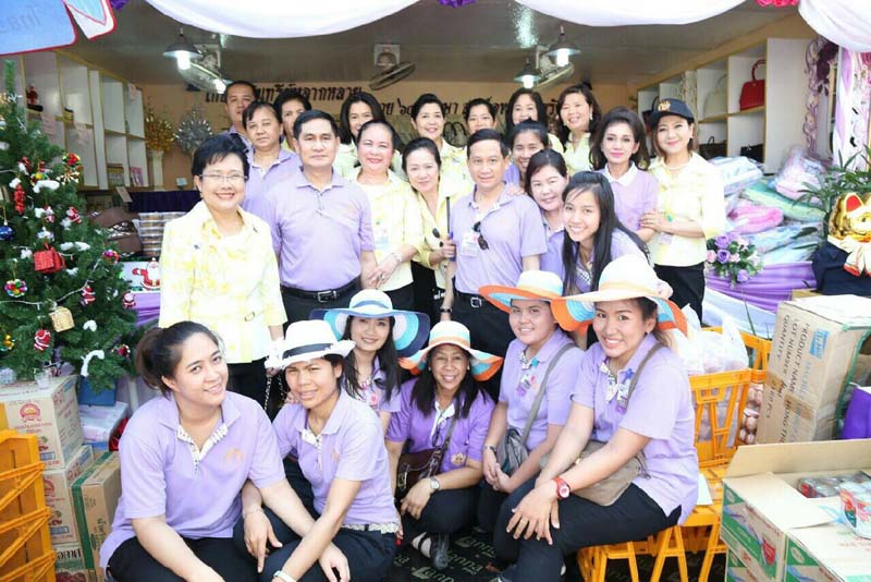 050 นายกสมาคมภริยาฯ และคณะกรรมการสมาคมฯ เฝ้ารับเสด็จ พระเจ้าวรวงศ์เธอ พระองค์เจ้าโสมสวลี พระวรราชาทินัดดามาตุ เสด็จเป็นองค์ประธานเปิดงานเพื่อนพึ่งภา
