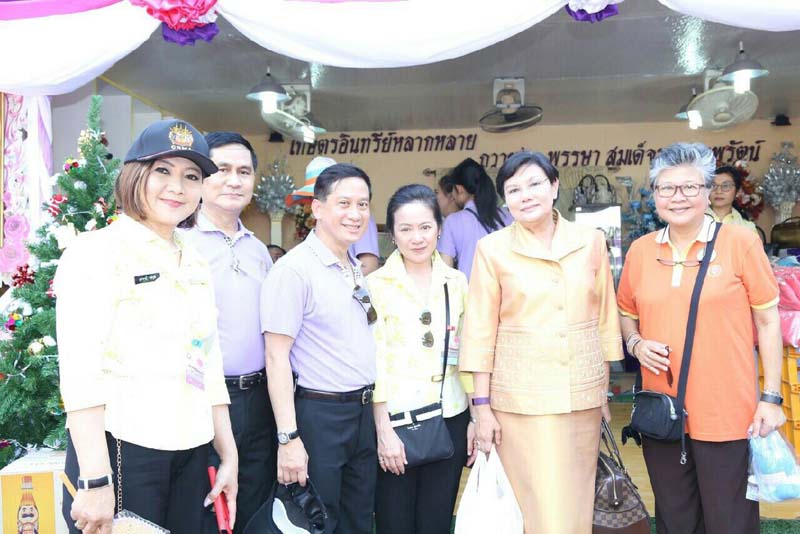 050 นายกสมาคมภริยาฯ และคณะกรรมการสมาคมฯ เฝ้ารับเสด็จ พระเจ้าวรวงศ์เธอ พระองค์เจ้าโสมสวลี พระวรราชาทินัดดามาตุ เสด็จเป็นองค์ประธานเปิดงานเพื่อนพึ่งภา