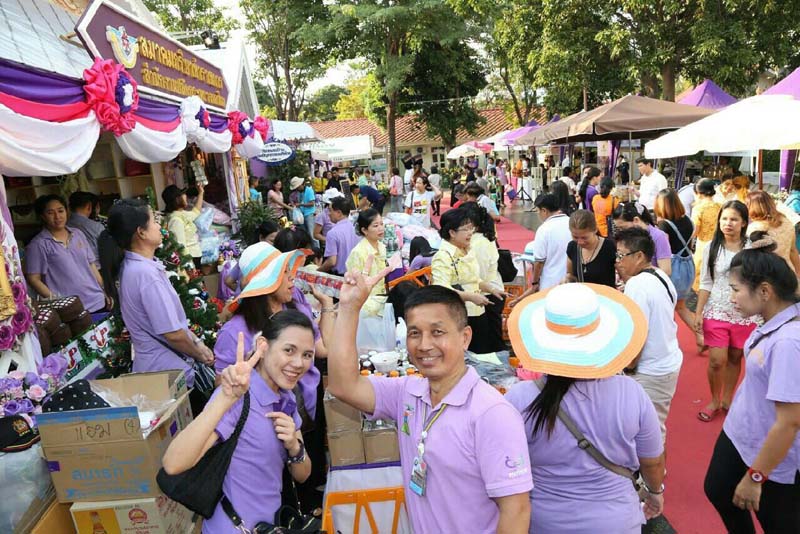 050 นายกสมาคมภริยาฯ และคณะกรรมการสมาคมฯ เฝ้ารับเสด็จ พระเจ้าวรวงศ์เธอ พระองค์เจ้าโสมสวลี พระวรราชาทินัดดามาตุ เสด็จเป็นองค์ประธานเปิดงานเพื่อนพึ่งภา