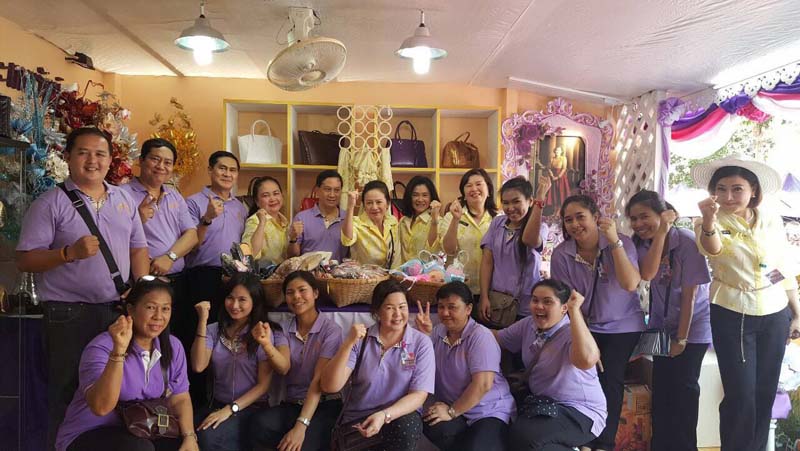 050 นายกสมาคมภริยาฯ และคณะกรรมการสมาคมฯ เฝ้ารับเสด็จ พระเจ้าวรวงศ์เธอ พระองค์เจ้าโสมสวลี พระวรราชาทินัดดามาตุ เสด็จเป็นองค์ประธานเปิดงานเพื่อนพึ่งภา