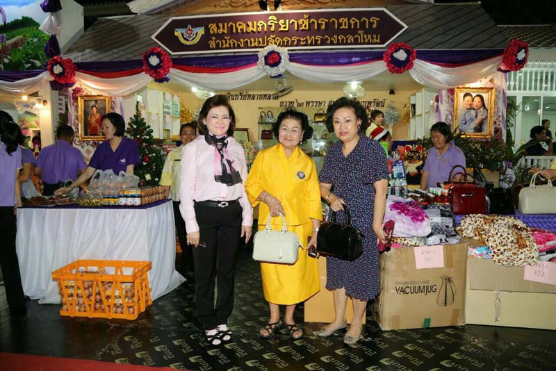 050 นายกสมาคมภริยาฯ และคณะกรรมการสมาคมฯ เฝ้ารับเสด็จ พระเจ้าวรวงศ์เธอ พระองค์เจ้าโสมสวลี พระวรราชาทินัดดามาตุ เสด็จเป็นองค์ประธานเปิดงานเพื่อนพึ่งภา