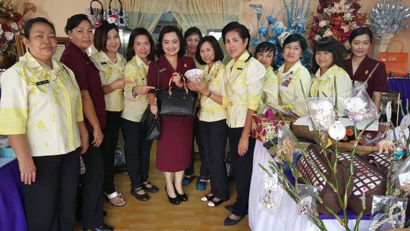 050 นายกสมาคมภริยาฯ และคณะกรรมการสมาคมฯ เฝ้ารับเสด็จ พระเจ้าวรวงศ์เธอ พระองค์เจ้าโสมสวลี พระวรราชาทินัดดามาตุ เสด็จเป็นองค์ประธานเปิดงานเพื่อนพึ่งภา