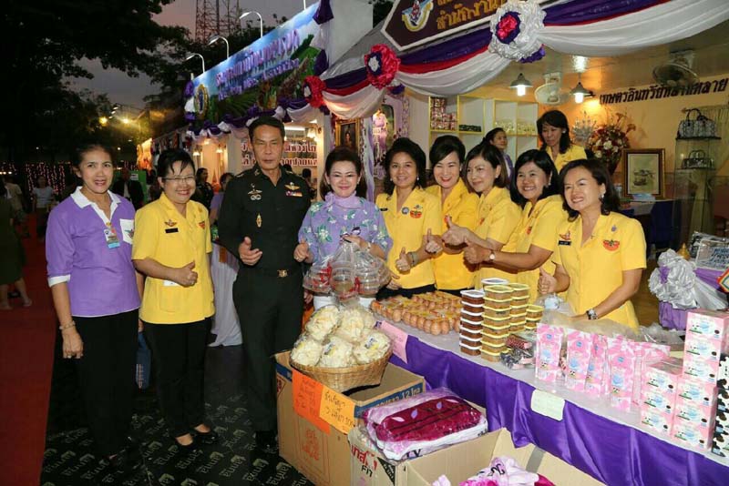 050 นายกสมาคมภริยาฯ และคณะกรรมการสมาคมฯ เฝ้ารับเสด็จ พระเจ้าวรวงศ์เธอ พระองค์เจ้าโสมสวลี พระวรราชาทินัดดามาตุ เสด็จเป็นองค์ประธานเปิดงานเพื่อนพึ่งภา