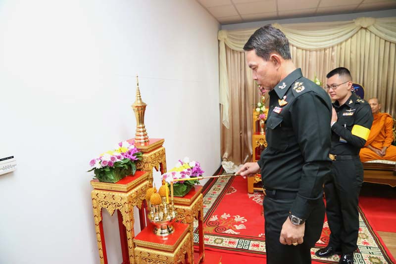 051 ปลัดกระทรวงกลาโหม พร้อมด้วย นายกสมาคมภริยาข้าราชการสำนักงานปลัดกระทรวงกลาโหม เป็นประธานวันคล้ายวันสถาปนา ศูนย์การอุตสาหกรรมป้องกันประเทศและพลังงานทหาร