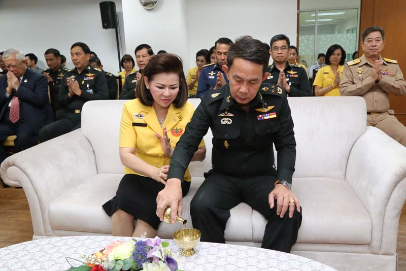 051 ปลัดกระทรวงกลาโหม พร้อมด้วย นายกสมาคมภริยาข้าราชการสำนักงานปลัดกระทรวงกลาโหม เป็นประธานวันคล้ายวันสถาปนา ศูนย์การอุตสาหกรรมป้องกันประเทศและพลังงานทหาร