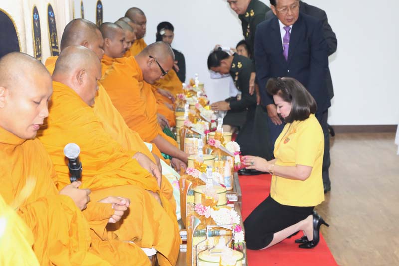 051 ปลัดกระทรวงกลาโหม พร้อมด้วย นายกสมาคมภริยาข้าราชการสำนักงานปลัดกระทรวงกลาโหม เป็นประธานวันคล้ายวันสถาปนา ศูนย์การอุตสาหกรรมป้องกันประเทศและพลังงานทหาร