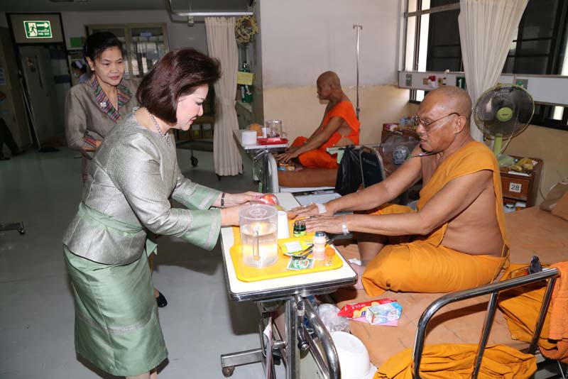052 นายกสมาคมภริยาฯนำเครื่องภัตตาหาร ถวายแก่พระสงฆ์ที่อาพาธ ณ โรงพยาบาลสงฆ์ วันที่ ๓๐ ธันวาคม ๒๕๕๘