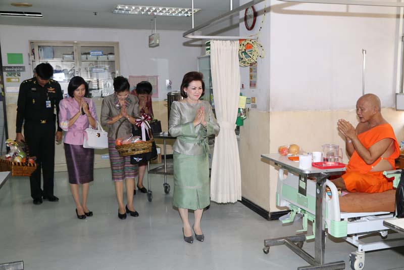 052 นายกสมาคมภริยาฯนำเครื่องภัตตาหาร ถวายแก่พระสงฆ์ที่อาพาธ ณ โรงพยาบาลสงฆ์ วันที่ ๓๐ ธันวาคม ๒๕๕๘
