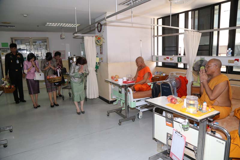 052 นายกสมาคมภริยาฯนำเครื่องภัตตาหาร ถวายแก่พระสงฆ์ที่อาพาธ ณ โรงพยาบาลสงฆ์ วันที่ ๓๐ ธันวาคม ๒๕๕๘