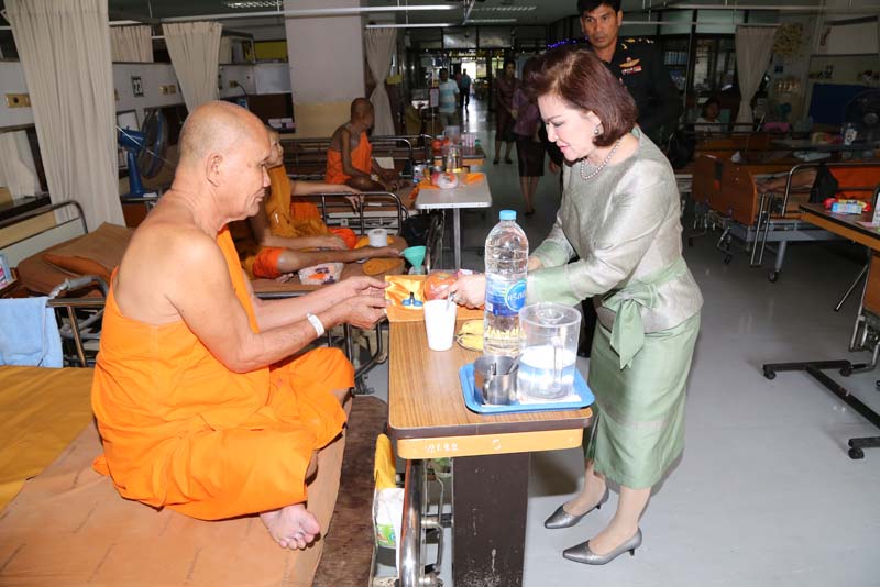 052 นายกสมาคมภริยาฯนำเครื่องภัตตาหาร ถวายแก่พระสงฆ์ที่อาพาธ ณ โรงพยาบาลสงฆ์ วันที่ ๓๐ ธันวาคม ๒๕๕๘