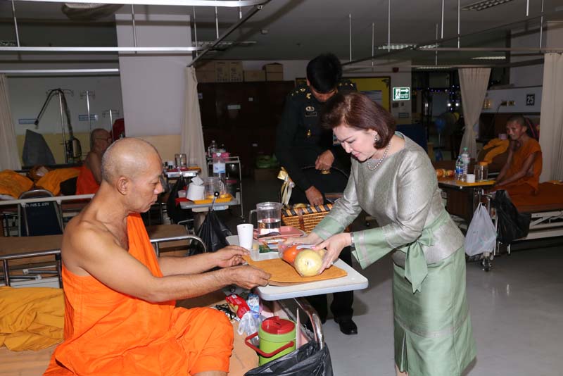 052 นายกสมาคมภริยาฯนำเครื่องภัตตาหาร ถวายแก่พระสงฆ์ที่อาพาธ ณ โรงพยาบาลสงฆ์ วันที่ ๓๐ ธันวาคม ๒๕๕๘