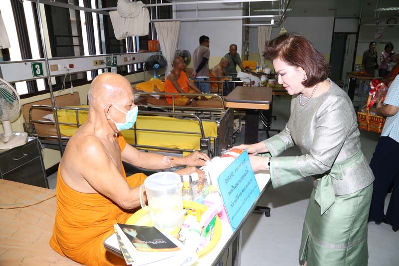 052 นายกสมาคมภริยาฯนำเครื่องภัตตาหาร ถวายแก่พระสงฆ์ที่อาพาธ ณ โรงพยาบาลสงฆ์ วันที่ ๓๐ ธันวาคม ๒๕๕๘