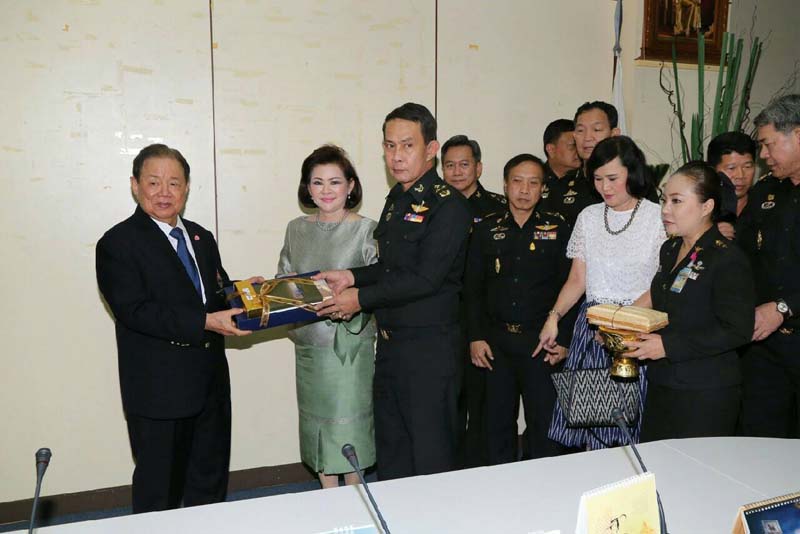 053 ปลัดกระทรวงกลาโหม พร้อมด้วย นายกสมาคมภริยาข้าราชการสำนักงานปลัดกระทรวงกลาโหม นำข้าราชการชั้นผ...