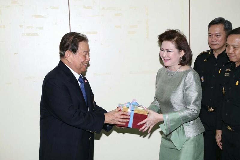 053 ปลัดกระทรวงกลาโหม พร้อมด้วย นายกสมาคมภริยาข้าราชการสำนักงานปลัดกระทรวงกลาโหม นำข้าราชการชั้นผู้ใหญ่สำนักงานปลัดกระทรวงกลาโหม เข้าอำนวยพรและขอพรปีใหม่ จาก พลเอก ยุทธศักดิ์ ศศิประภา
