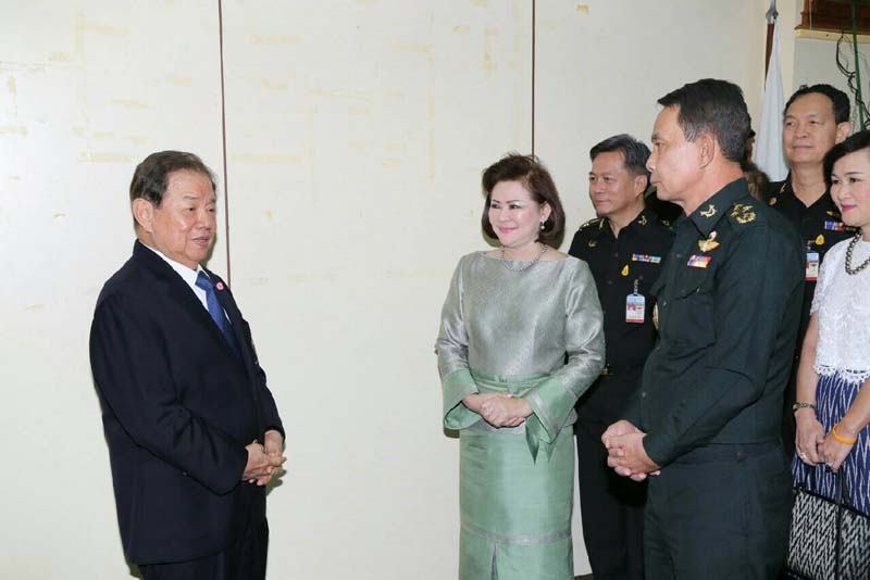 053 ปลัดกระทรวงกลาโหม พร้อมด้วย นายกสมาคมภริยาข้าราชการสำนักงานปลัดกระทรวงกลาโหม นำข้าราชการชั้นผู้ใหญ่สำนักงานปลัดกระทรวงกลาโหม เข้าอำนวยพรและขอพรปีใหม่ จาก พลเอก ยุทธศักดิ์ ศศิประภา