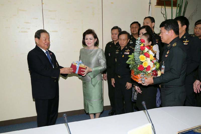 053 ปลัดกระทรวงกลาโหม พร้อมด้วย นายกสมาคมภริยาข้าราชการสำนักงานปลัดกระทรวงกลาโหม นำข้าราชการชั้นผู้ใหญ่สำนักงานปลัดกระทรวงกลาโหม เข้าอำนวยพรและขอพรปีใหม่ จาก พลเอก ยุทธศักดิ์ ศศิประภา