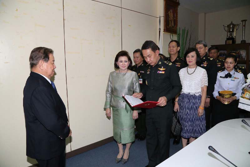 053 ปลัดกระทรวงกลาโหม พร้อมด้วย นายกสมาคมภริยาข้าราชการสำนักงานปลัดกระทรวงกลาโหม นำข้าราชการชั้นผู้ใหญ่สำนักงานปลัดกระทรวงกลาโหม เข้าอำนวยพรและขอพรปีใหม่ จาก พลเอก ยุทธศักดิ์ ศศิประภา