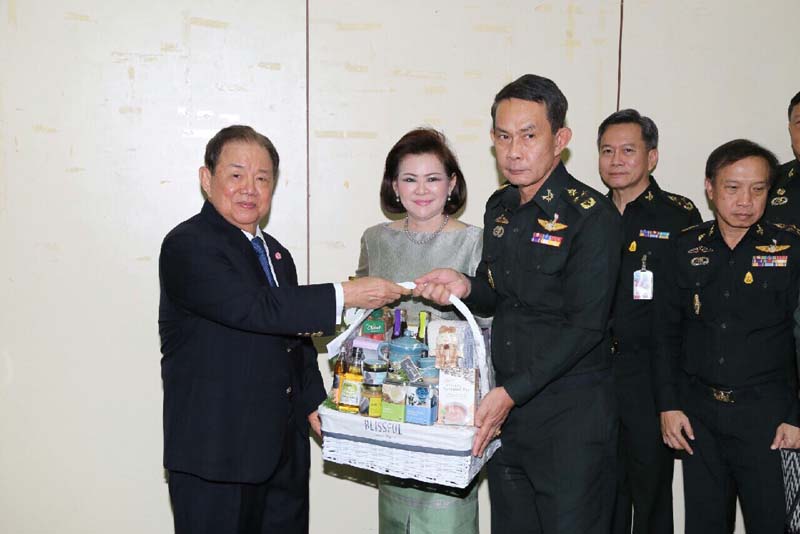 053 ปลัดกระทรวงกลาโหม พร้อมด้วย นายกสมาคมภริยาข้าราชการสำนักงานปลัดกระทรวงกลาโหม นำข้าราชการชั้นผู้ใหญ่สำนักงานปลัดกระทรวงกลาโหม เข้าอำนวยพรและขอพรปีใหม่ จาก พลเอก ยุทธศักดิ์ ศศิประภา