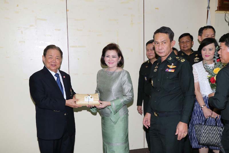 053 ปลัดกระทรวงกลาโหม พร้อมด้วย นายกสมาคมภริยาข้าราชการสำนักงานปลัดกระทรวงกลาโหม นำข้าราชการชั้นผู้ใหญ่สำนักงานปลัดกระทรวงกลาโหม เข้าอำนวยพรและขอพรปีใหม่ จาก พลเอก ยุทธศักดิ์ ศศิประภา