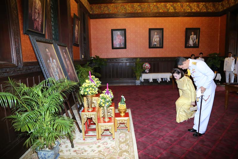 054 ปลัดกระทรวงกลาโหม และ นายกสมาคมภริยาฯลงนามถวายพระพรฯ เนื่องในโอกาสวันขึ้นปีใหม่ วันที่ ๑ มกราคม ๒๕๕๙ ในพระบรมมหาราชวัง