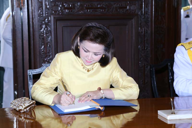 054 ปลัดกระทรวงกลาโหม และ นายกสมาคมภริยาฯลงนามถวายพระพรฯ เนื่องในโอกาสวันขึ้นปีใหม่ วันที่ ๑ มกราคม ๒๕๕๙ ในพระบรมมหาราชวัง