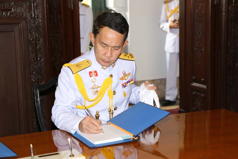 054 ปลัดกระทรวงกลาโหม และ นายกสมาคมภริยาฯลงนามถวายพระพรฯ เนื่องในโอกาสวันขึ้นปีใหม่ วันที่ ๑ มกราคม ๒๕๕๙ ในพระบรมมหาราชวัง