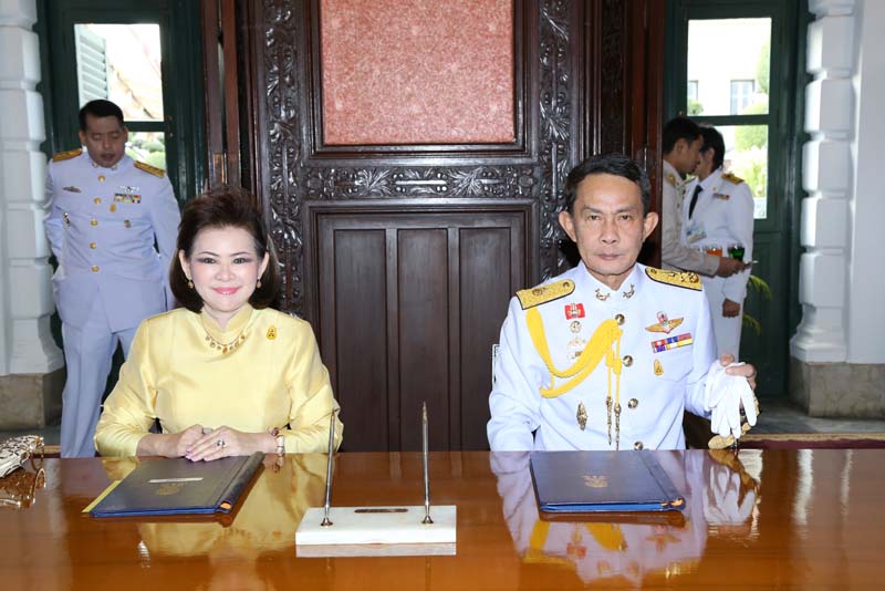 054 ปลัดกระทรวงกลาโหม และ นายกสมาคมภริยาฯลงนามถวายพระพรฯ เนื่องในโอกาสวันขึ้นปีใหม่ วันที่ ๑ มกราคม ๒๕๕๙ ในพระบรมมหาราชวัง