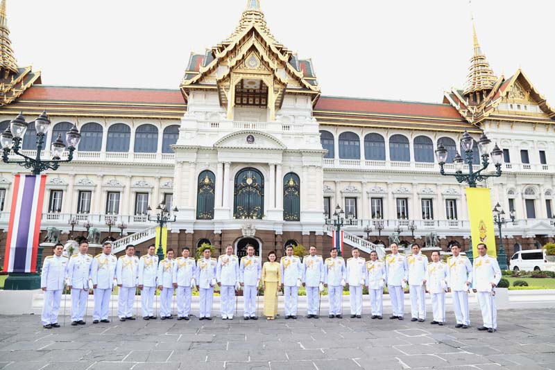 054 ปลัดกระทรวงกลาโหม และ นายกสมาคมภริยาฯลงนามถวายพระพรฯ เนื่องในโอกาสวันขึ้นปีใหม่ วันที่ ๑ มกราคม ๒๕๕๙ ในพระบรมมหาราชวัง