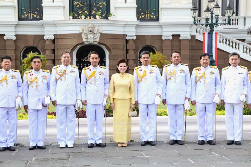 054 ปลัดกระทรวงกลาโหม และ นายกสมาคมภริยาฯลงนามถวายพระพรฯ เนื่องในโอกาสวันขึ้นปีใหม่ วันที่ ๑ มกราคม ๒๕๕๙ ในพระบรมมหาราชวัง