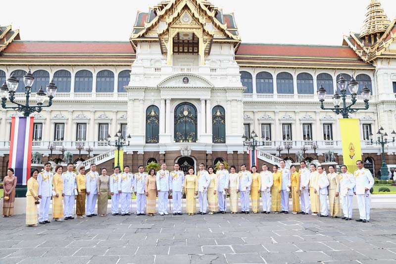 054 ปลัดกระทรวงกลาโหม และ นายกสมาคมภริยาฯลงนามถวายพระพรฯ เนื่องในโอกาสวันขึ้นปีใหม่ วันที่ ๑ มกราคม ๒๕๕๙ ในพระบรมมหาราชวัง