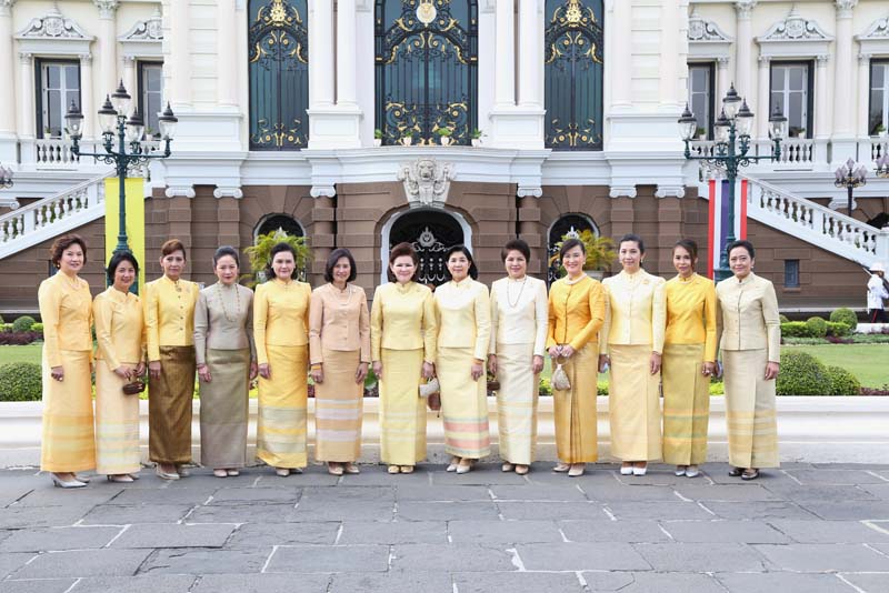 054 ปลัดกระทรวงกลาโหม และ นายกสมาคมภริยาฯลงนามถวายพระพรฯ เนื่องในโอกาสวันขึ้นปีใหม่ วันที่ ๑ มกราคม ๒๕๕๙ ในพระบรมมหาราชวัง