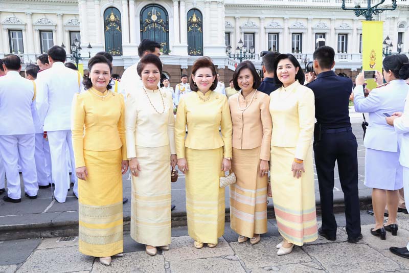 054 ปลัดกระทรวงกลาโหม และ นายกสมาคมภริยาฯลงนามถวายพระพรฯ เนื่องในโอกาสวันขึ้นปีใหม่ วันที่ ๑ มกราคม ๒๕๕๙ ในพระบรมมหาราชวัง