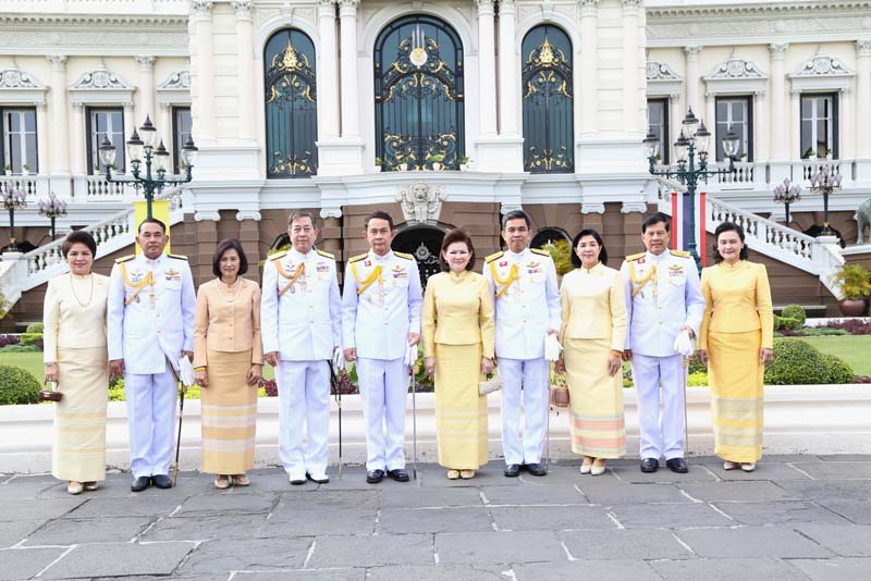 054 ปลัดกระทรวงกลาโหม และ นายกสมาคมภริยาฯลงนามถวายพระพรฯ เนื่องในโอกาสวันขึ้นปีใหม่ วันที่ ๑ มกราคม ๒๕๕๙ ในพระบรมมหาราชวัง