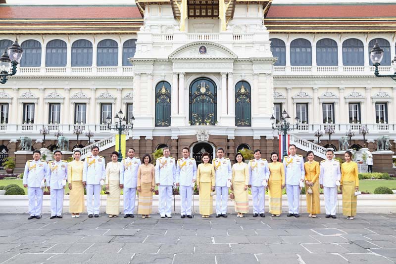 054 ปลัดกระทรวงกลาโหม และ นายกสมาคมภริยาฯลงนามถวายพระพรฯ เนื่องในโอกาสวันขึ้นปีใหม่ วันที่ ๑ มกราคม ๒๕๕๙ ในพระบรมมหาราชวัง