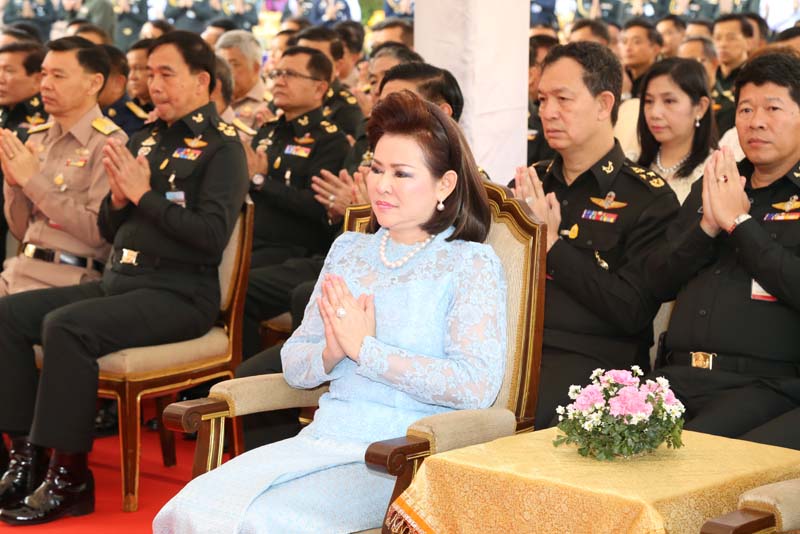 055 ปลัดกระทรวงกลาโหม พร้อมด้วย นายกสมาคมภริยาฯ เป็นประธานพิธีทำบุญตักบาตรเนื่องในเทศกาลขึ้นปีใหม่